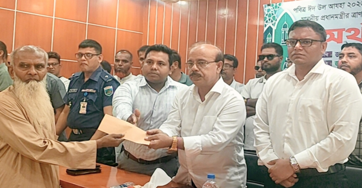 আত্রাইয়ে ৩ শতাধিক দুস্থ পরিবারের মাঝে প্রধানমন্ত্রীর ঈদ উপহার বিতরণ