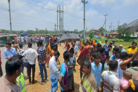 নেত্রকোনায় বাসচাপায় মা-মেয়েসহ অটোরিকশার তিন যাত্রী নিহত