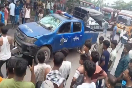 মহাসড়কে পুলিশের গাড়ি ভাঙচুর