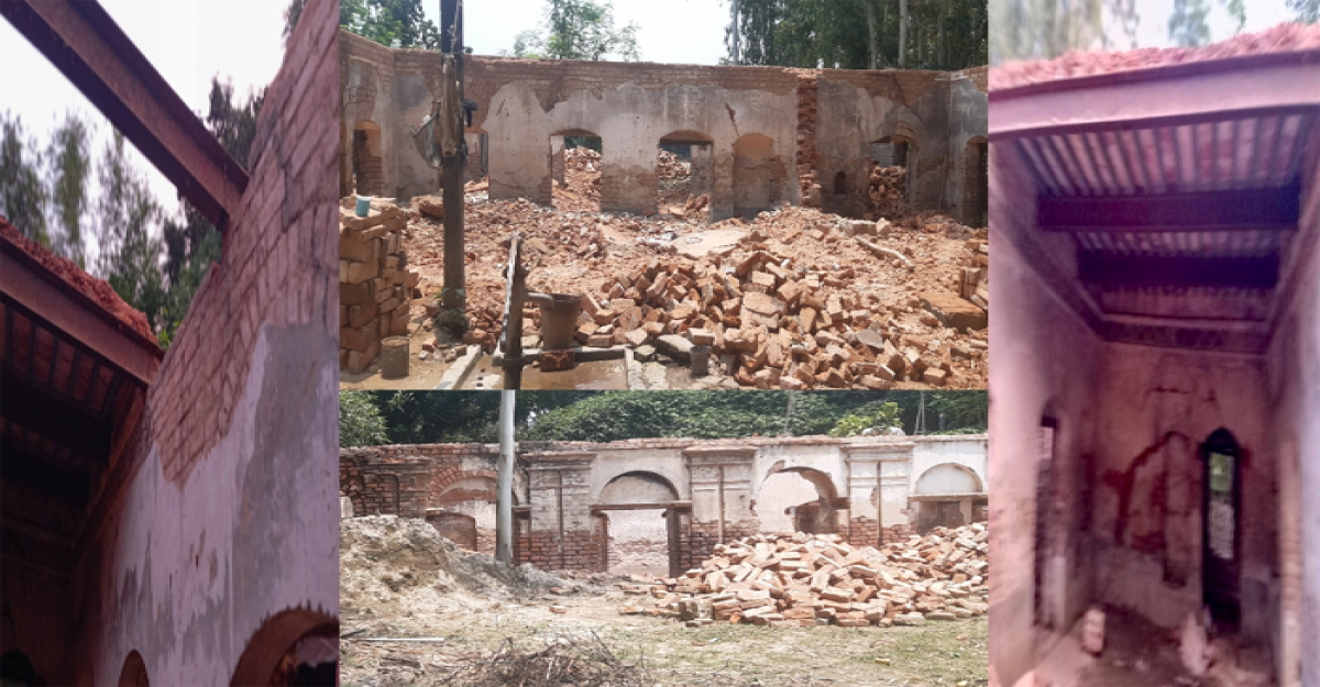 আত্রাইয়ে শতবর্ষী ঐতিহাসিক কাছারি বাড়ি গুঁড়িয়ে দেওয়ার অভিযোগ, ইট-লোহা লুটপাট!