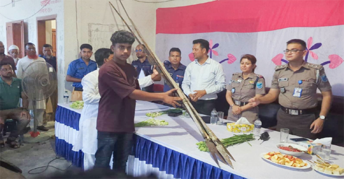 সালথায় সহিংসতায় না করার শর্তে ছয় গ্রামবাসীর ২৩ টি দেশীয় অস্ত্র জমা