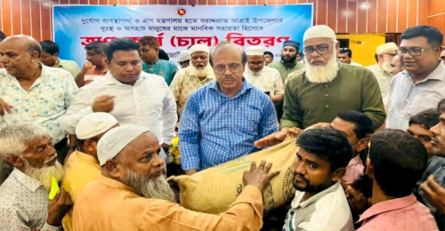 আত্রাইয়ে ১ হাজার দুস্থ পরিবারে চাল ও শিক্ষার্থীদের মাঝে ব্যাগ বিতরণ