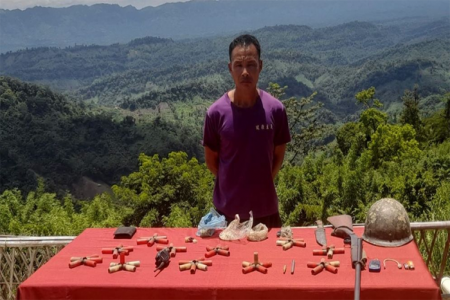 বান্দরবানে অস্ত্র-গুলিসহ কেএনএফ সদস্য আটক