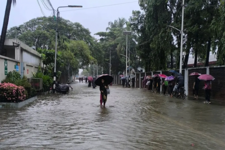 টানা বৃষ্টিতে চট্টগ্রাম নগরজুড়ে জলাবদ্ধতা, বাসাবাড়িতে পানি