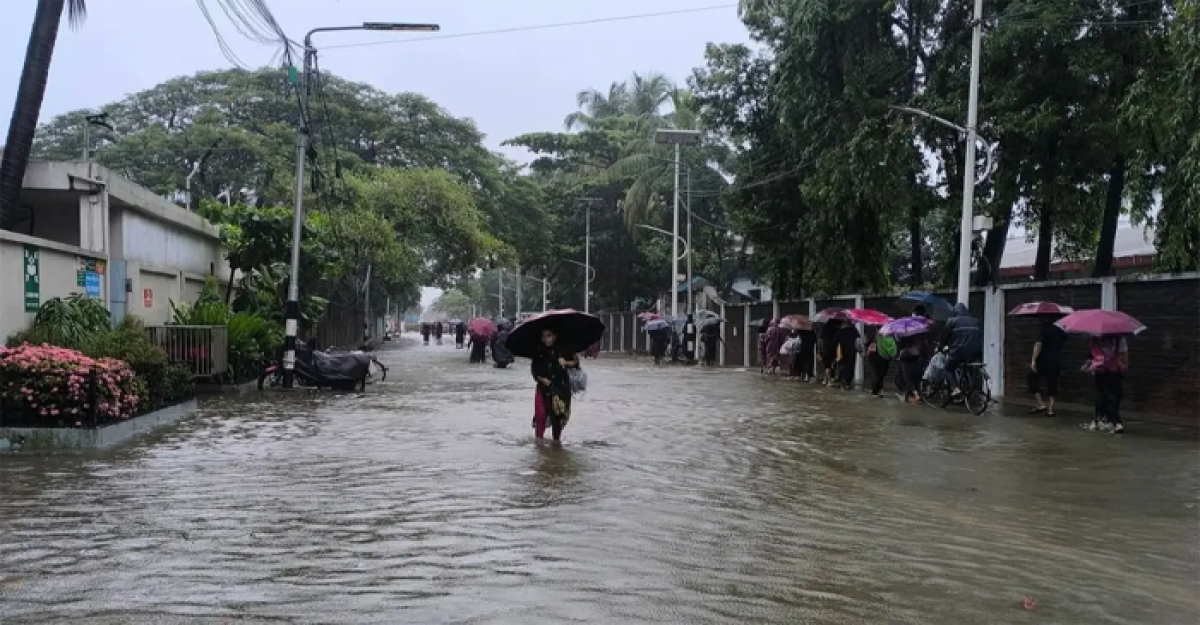 টানা বৃষ্টিতে চট্টগ্রাম নগরজুড়ে জলাবদ্ধতা, বাসাবাড়িতে পানি