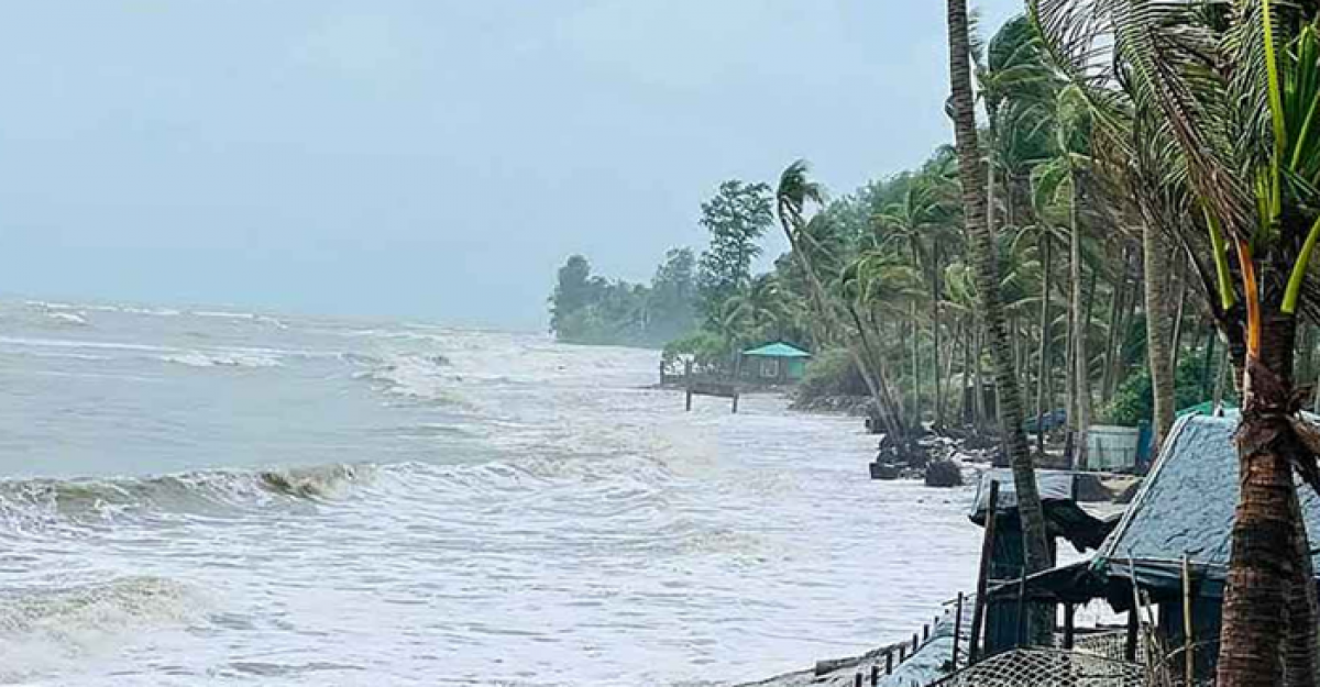 জোয়ারের পানিতে প্লাবিত সেন্টমার্টিন, আতঙ্কে দ্বীপবাসী 