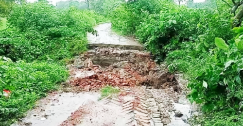 ভারী বর্ষণে দামুড়হুদায় সড়ক ধস, জয়রামপুর-কুমারীদহ যোগাযোগ ব্যাহত