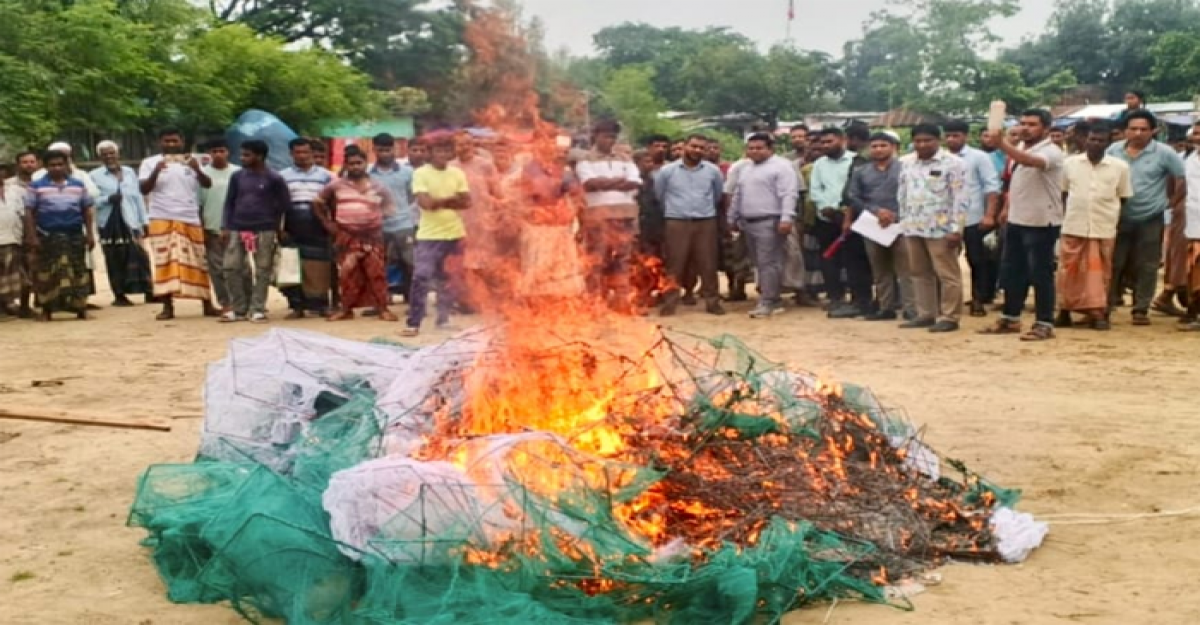 আত্রাইয়ে মোবাইল কোর্টের অভিযান: ৮০ হাজার টাকার নিষিদ্ধ রিং জাল জব্দ ও ধ্বংস