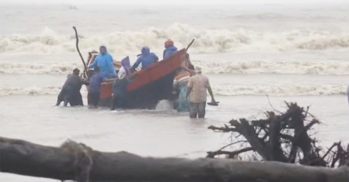 বঙ্গোপসাগরের উত্তাল ঢেউয়ে ট্রলারডুবি, ৪ জেলের মরদেহ উদ্ধার