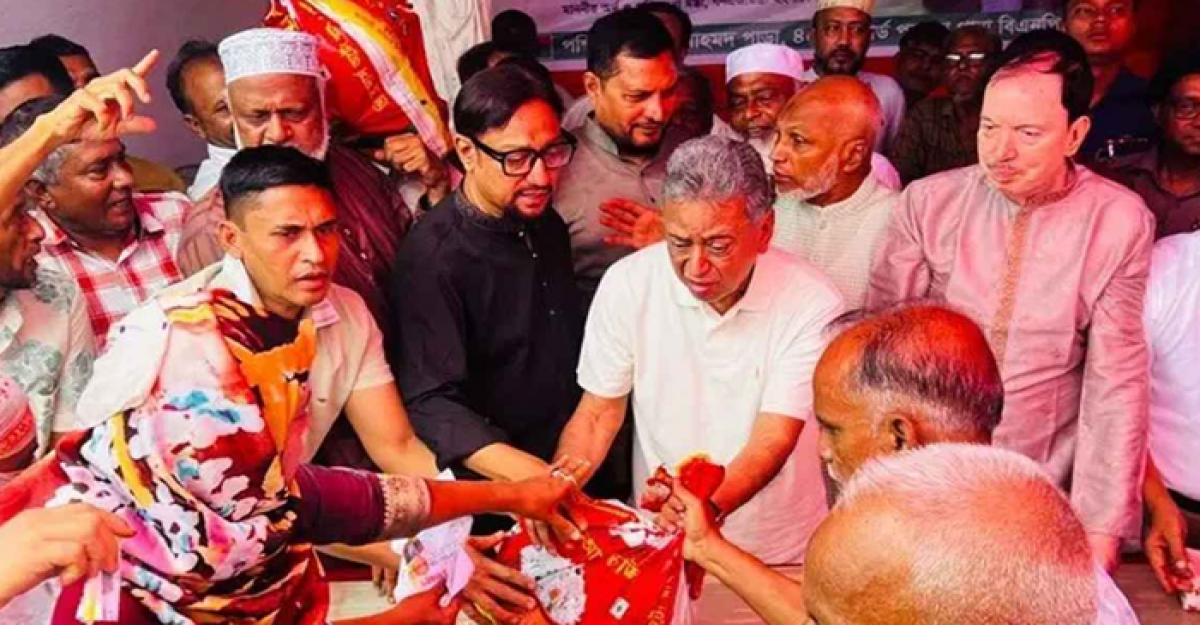 চট্টগ্রামে ত্রাণ বিতরণের মঞ্চ ভেঙে পড়ে গেলেন অর্থমন্ত্রী  