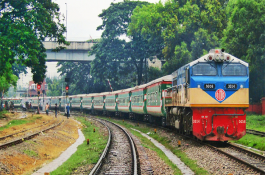 চার বছরের সন্তানকে স্টেশনে রেখে ট্রেনের নিচে ঝাঁপ দিলেন মা