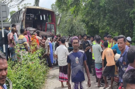 নাটোরে বাস-ভুটভুটির মুখোমুখি সংঘর্ষে নিহত ৩