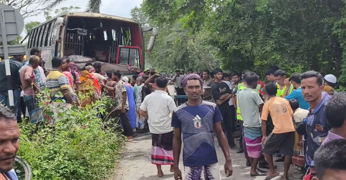নাটোরে বাস-ভুটভুটির মুখোমুখি সংঘর্ষে নিহত ৩