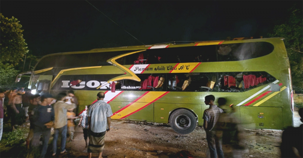 কক্সবাজারে চলন্ত বাসে আগুন