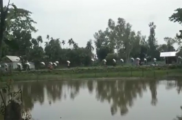 গোডাউন ভেঙে ১৯৭ বস্তা সার নিয়ে গেলেন কৃষকরা