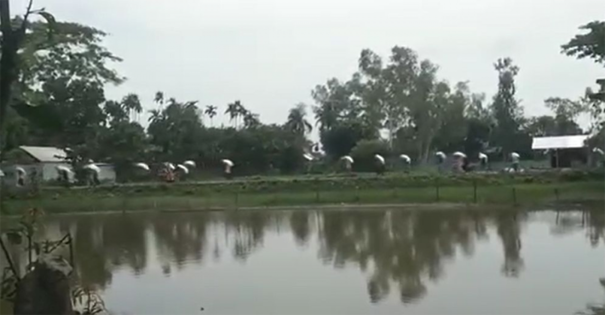 গোডাউন ভেঙে ১৯৭ বস্তা সার নিয়ে গেলেন কৃষকরা
