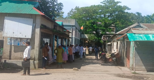 সীমানা প্রাচীর নেই, নিরাপত্তাহীনতায় চলছে মদন সাব-রেজিস্ট্রার অফিস
