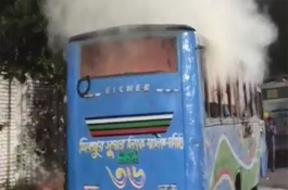 রাজধানীর মিরপুরে বাসে আগুন