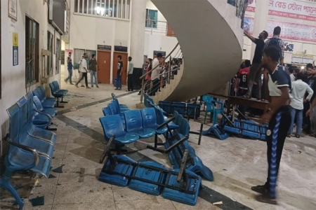 শিক্ষার্থীদের ক্ষোভে উত্তপ্ত রাজশাহী, রেলস্টেশন ভাঙচুর