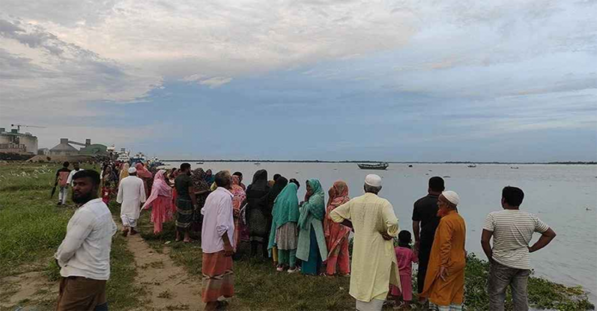 মেঘনায় ট্রলারডুবি, নিখোঁজ একই পরিবারের ৪ জন