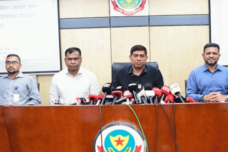 শেখ হাসিনার দেশে ফেরা নিয়ে যা বললেন ডিবিপ্রধান