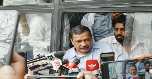দিল্লিতে আটক সাবেক মুখ্যমন্ত্রী কেজরিওয়াল