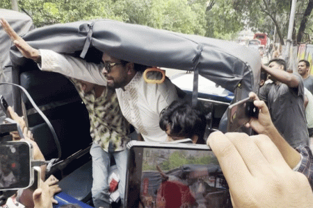রবীন্দ্রনাথের গ্রাফিতি মুছতে গিয়ে রাষ্ট্র সংলাপ ফোরামের নেতা আটক