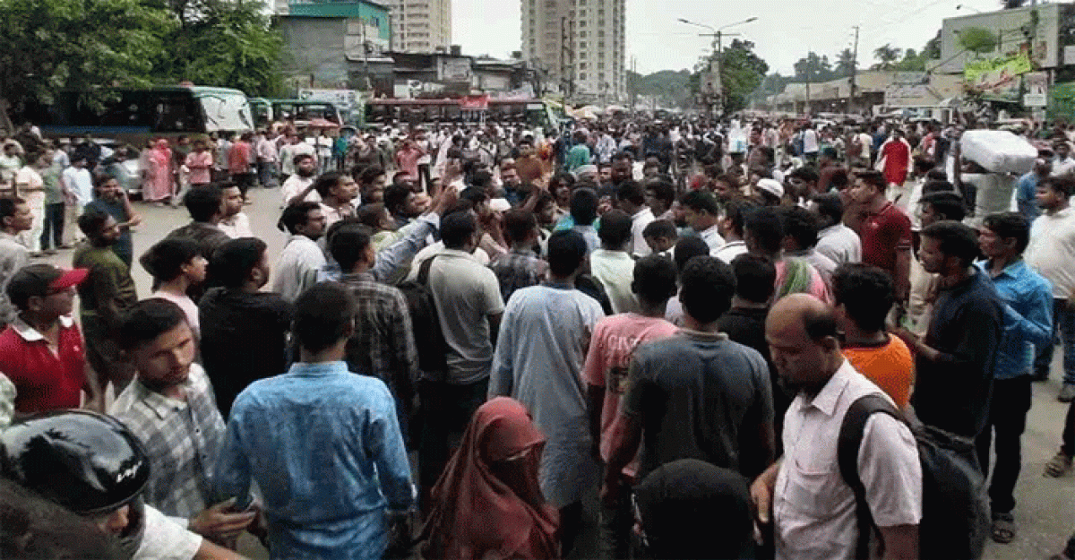 নীলক্ষেতে চাকরিপ্রত্যাশীদের অবরোধ