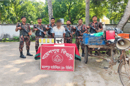 জীবননগরে ৪টি স্বর্ণের বারসহ পাচারকারী আটক