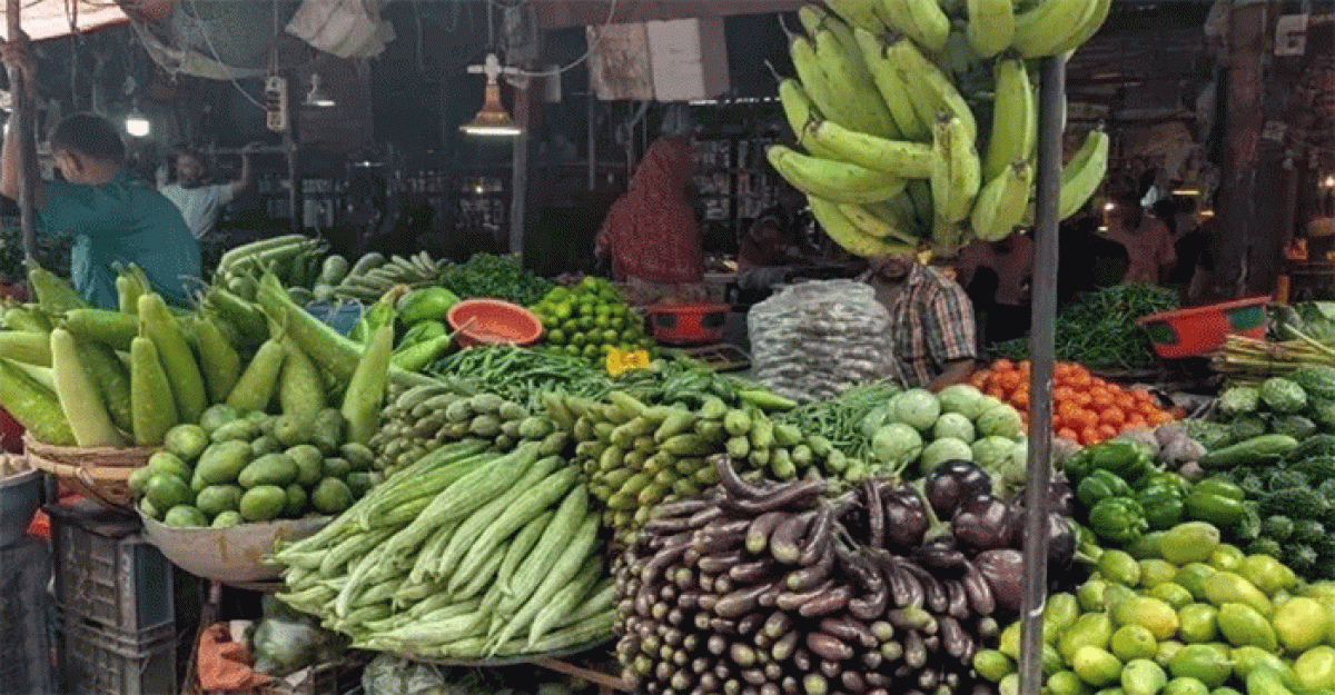 বাজারে সবজির ছড়াছড়ি, তবুও ক্রেতার হাহাকার