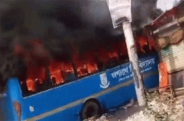 রাজধানীর মাতুয়াইল বাজারে জবির বাসে আগুন