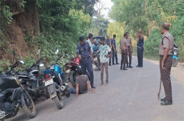 কক্সবাজারে দিনদুপুরে যানবাহন থামিয়ে ডাকাতি
