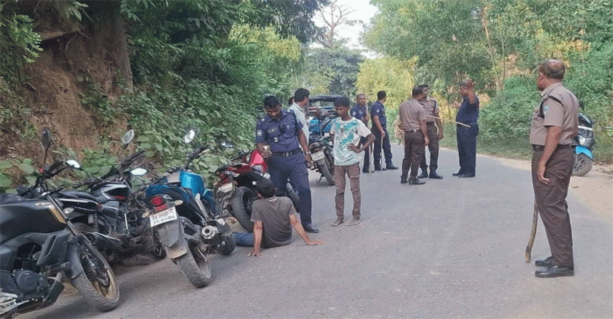 কক্সবাজারে দিনদুপুরে যানবাহন থামিয়ে ডাকাতি