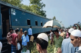 কুমিল্লায় কর্ণফুলী কমিউটার ট্রেনের ৩ বগি লাইনচ্যুত
