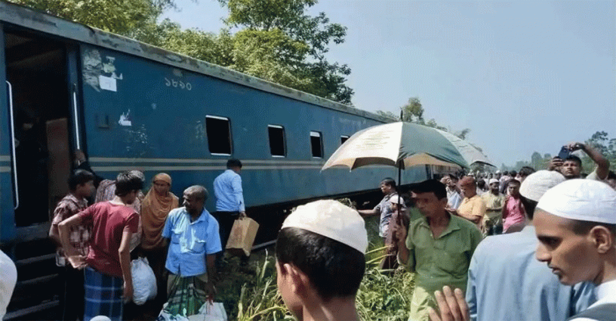 কুমিল্লায় কর্ণফুলী কমিউটার ট্রেনের ৩ বগি লাইনচ্যুত