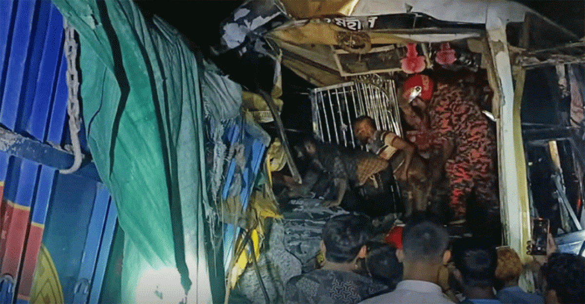 বাস চালাচ্ছিলেন সুপারভাইজার, পেছনে ঘুমাচ্ছিলেন চালক-সহকারী!
