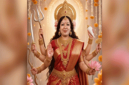 দুর্গার সাজে রুমিন ফারহানা