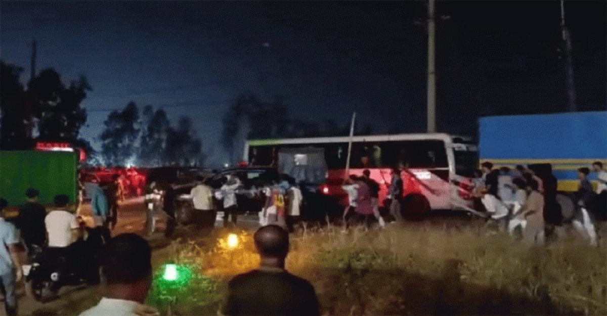 সাতকানিয়ায় পুলিশের গাড়িতে হামলার ও আগুন, গ্রেপ্তার ৪