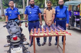 জীবননগরে মোটরসাইকেলে মিলল ৪৬ বোতল উইন সিরিক্স সিরাপ, আটক ১