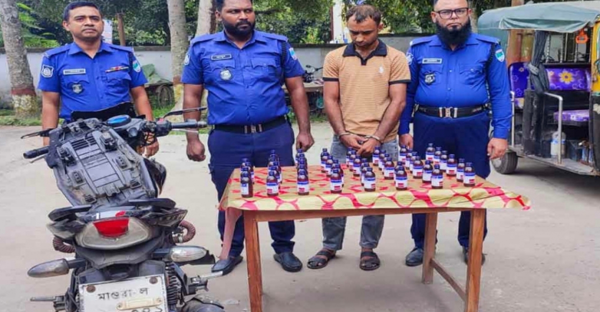 জীবননগরে মোটরসাইকেলে মিলল ৪৬ বোতল উইন সিরিক্স সিরাপ, আটক ১